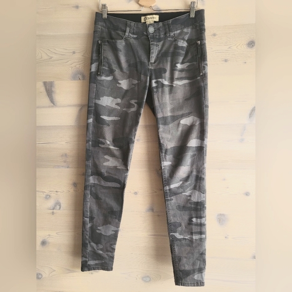 Democracy Pants - Democracy Gray Camo "Ab" Technology Stretch Waist size 6